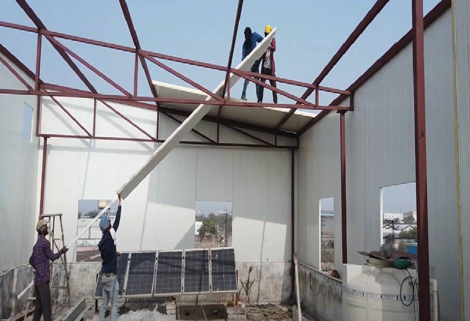 Easy-to-install Pronto PUF panels on an industrial roof
